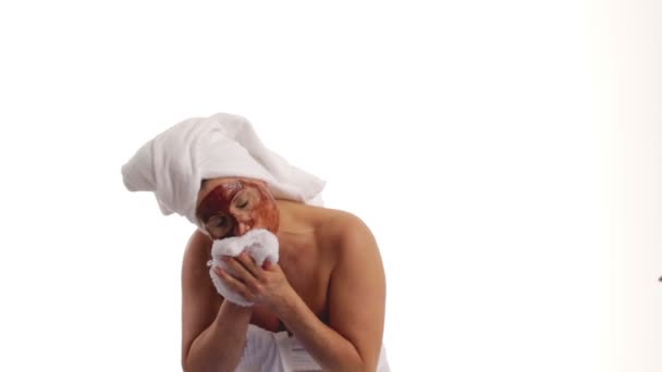 Woman wiping her face — Stock Video