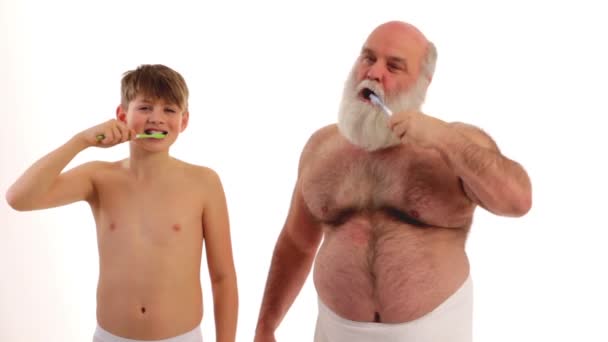 Opa und Enkel putzen sich die Zähne