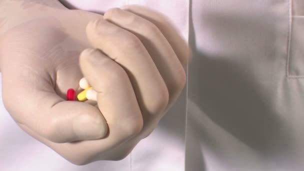 Mãos masculinas segurando comprimidos — Vídeo de Stock