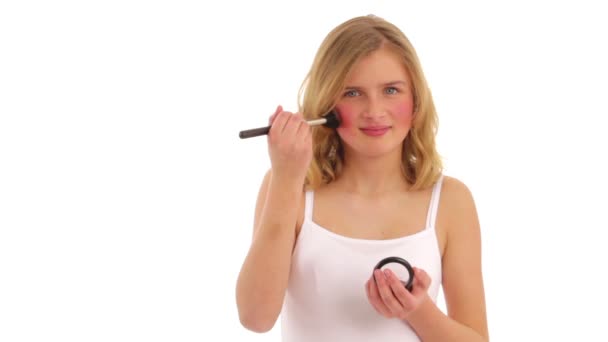 Ragazza cerca di mettersi il trucco — Video Stock