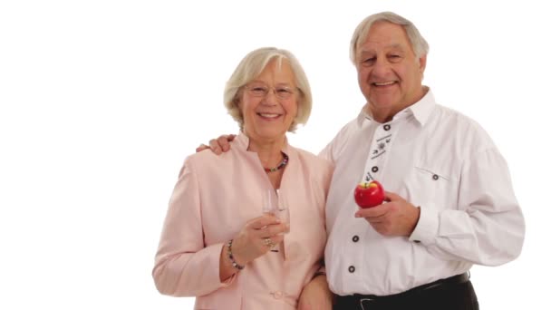 Senior Citizen met water en apple. — Stockvideo