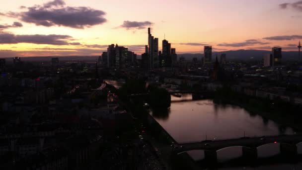 Frankfurt skyline bij zonsondergang — Stockvideo