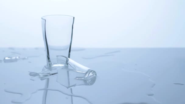 Glasscherben mit Wasser — Stockvideo