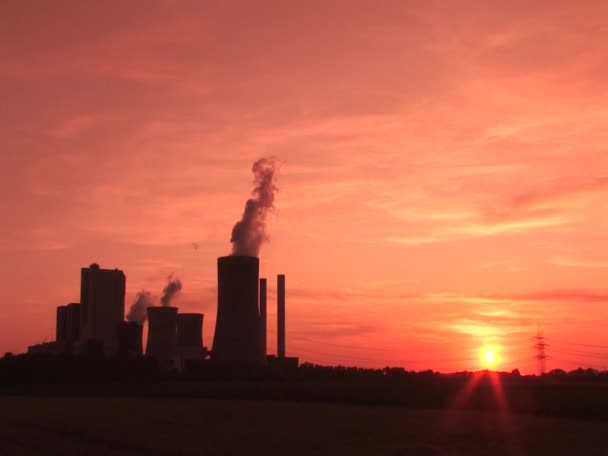 Угольная электростанция — стоковое видео