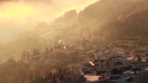 Зимняя деревня в швейцарских Альпах — стоковое видео