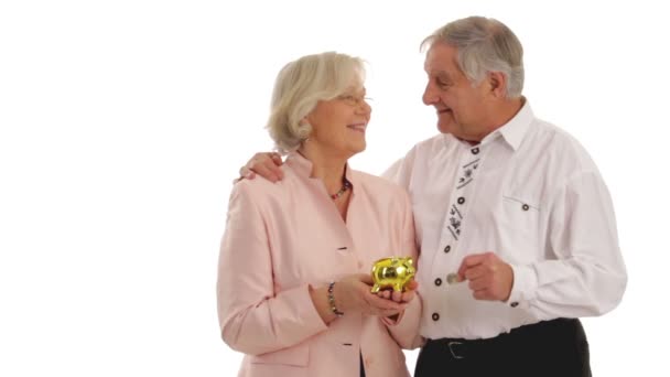 Seniorenpaar mit Sparschwein. — Stockvideo