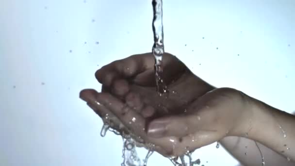 Руки, принимающие воду — стоковое видео