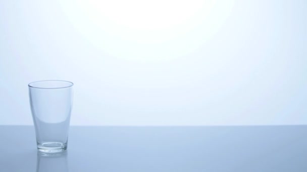 verre d'eau sur fond bleu