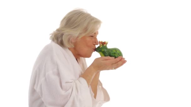 Woman kissing a frog — Stock Video