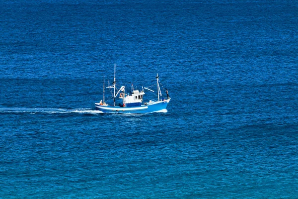 Denizin içinde küçük fisherboat