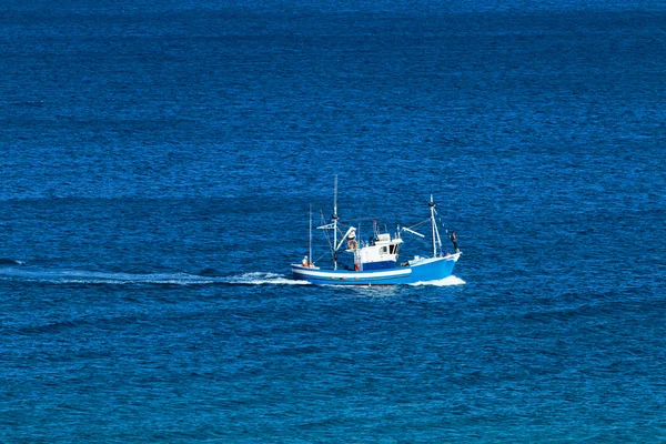 Mały fisherboat w morzu — Zdjęcie stockowe