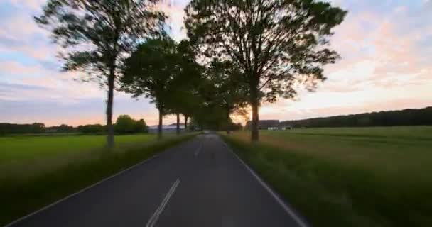 Autofahren - pov - Straße in den Sonnenuntergang - Teil 3 von 7 — Stockvideo