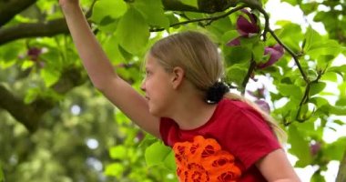 Erkek ve kız eğleniyor ağaç üzerinde