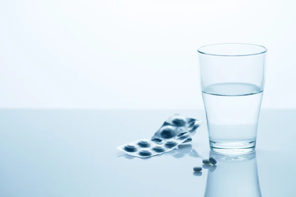 Vaso de agua con tabletas —  Fotos de Stock