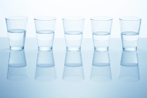 Vasos con agua —  Fotos de Stock