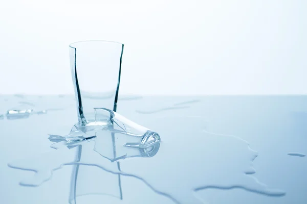 Vidrio roto con agua —  Fotos de Stock