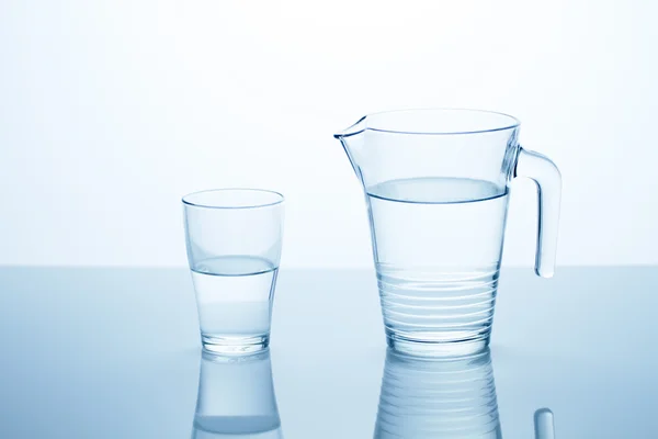 Vidro com água na mesa — Fotografia de Stock