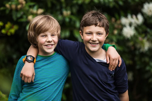 Dois meninos felizes - melhores amigos — Fotografia de Stock