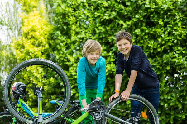 Two boys repairing a bicycle — Stock Photo, Image