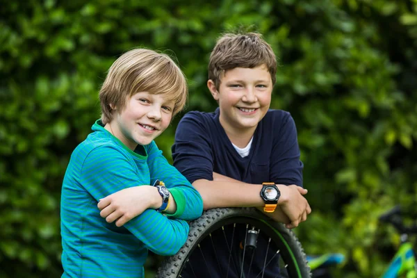 Two boys repairing a bicycle — Stock Photo, Image