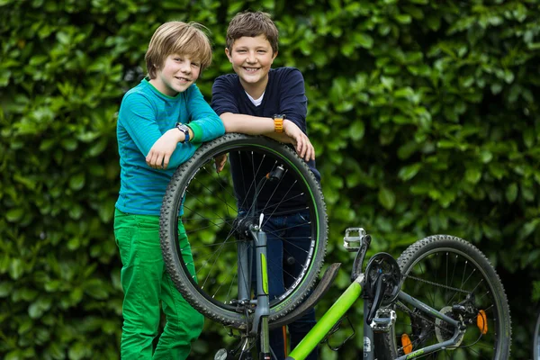 Two boys repairing a bicycle — Stock Photo, Image