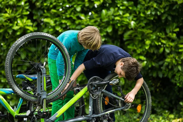 Two boys repairing a bicycle — Stock Photo, Image