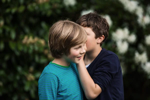 Dva chlapci sdílení tajemství — Stock fotografie