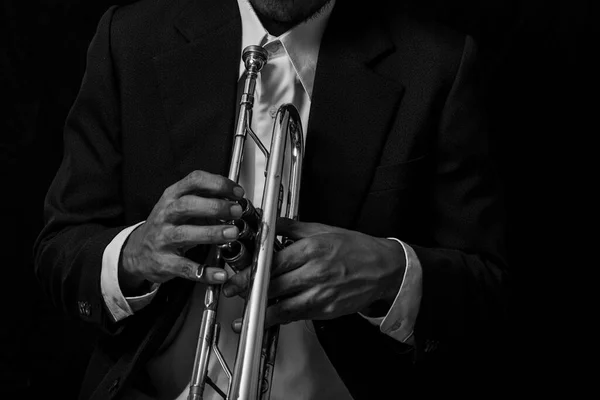 Yakın plan klasik trompet orkestrası siyah-beyaz.