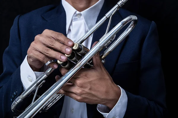 Yakın plan klasik trompet orkestrası.  