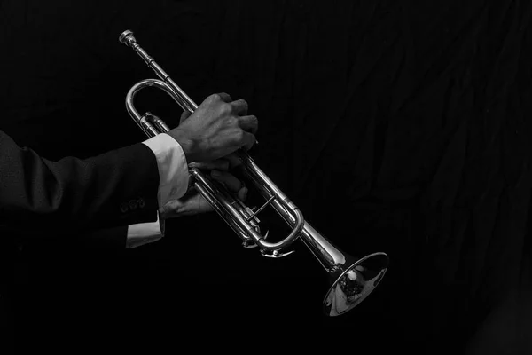 Yakın plan klasik trompet orkestrası siyah-beyaz.