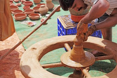 Bangalore, Hindistan - 8 Kasım 2013: Bangalore, ında tarım fuarında gösteren Hint potter.