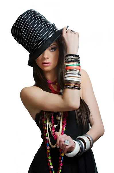 Bella ragazza con cappello di pelliccia e bracciali — Foto Stock