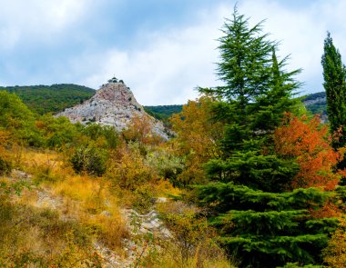 Kayalık dağ kiliseyle.