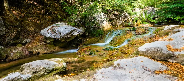 Río arroyo en lecho rocoso . —  Fotos de Stock