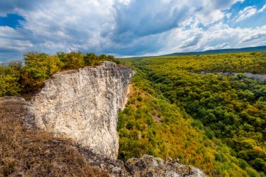 dağlar arasındaki vadi.