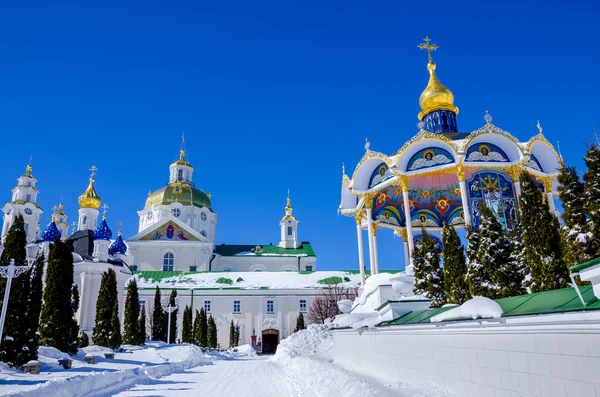 Pochaev Lavra. Vista desde la puerta santa . — Foto de Stock