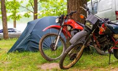 Motosiklet üzerinde piknik.