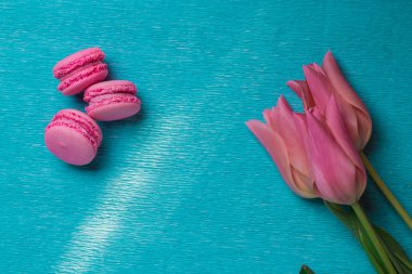 Üç pembe laleler ve üç pembe macaroons