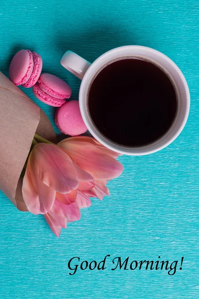 Tag bom dia, tulipas rosa, xícara de café e macaroons rosa — Fotografia de Stock