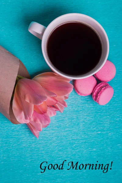 Etiqueta buenos días, tulipanes rosados, taza de café y macarrones rosados —  Fotos de Stock