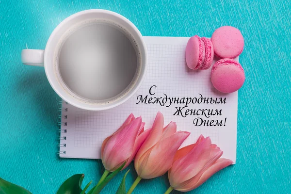 Label gelukkig internationale Vrouwendag en drie roze tulpen — Stockfoto