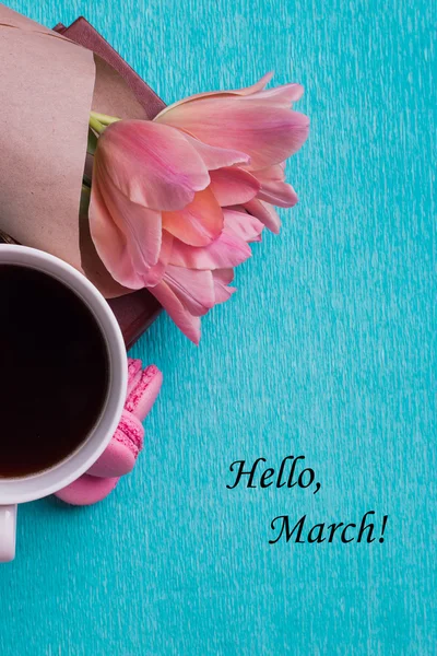 Tag marș de salut, lalele roz, ceașcă de cafea și macaroane roz — Fotografie, imagine de stoc