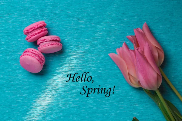 Tag hola primavera con tres tulipanes rosados y tres macarrones rosados — Foto de Stock