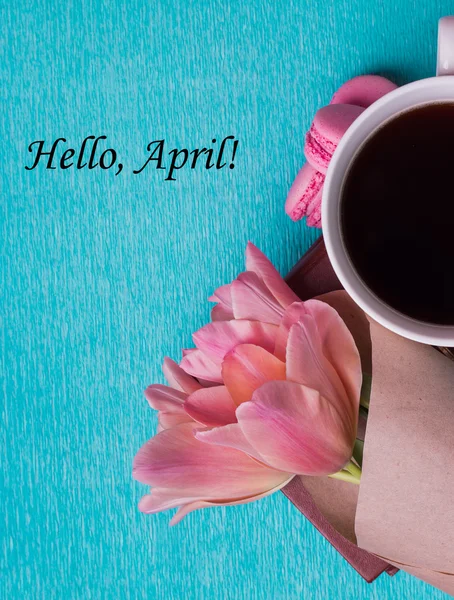 Tag hello april și trei lalele roz, o ceașcă de cafea — Fotografie, imagine de stoc