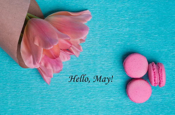 Tag hello poate cu trei lalele roz și trei macaroane roz — Fotografie, imagine de stoc