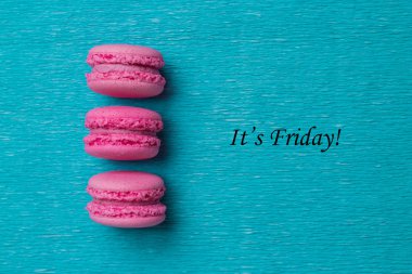 Üç pembe macaroons ile Cuma mu etiketi
