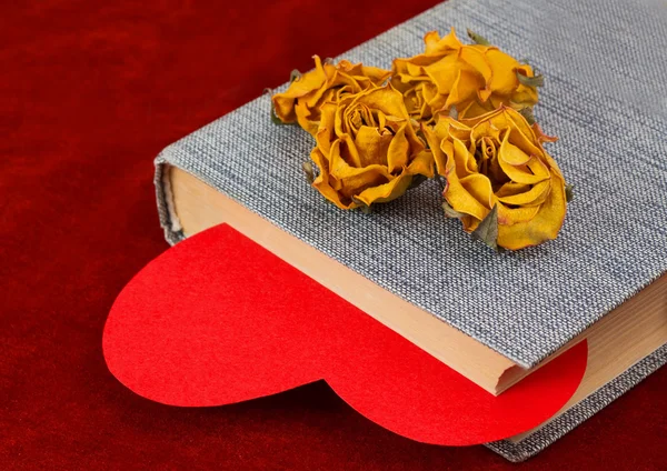 Dört sarı güller kırmızı kalp ile ilgili bir kitap yalan kurutulmuş
