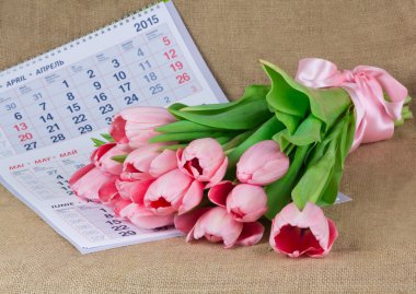 Bir buket Pembe Lale takvimde yalan