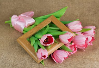 Bir buket Pembe Lale saten kurdele ve ahşap çerçeve