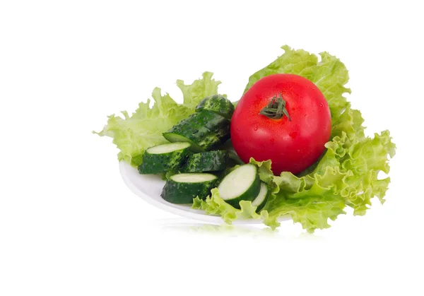 Lechuga con pepino en rodajas y tomate acostado en el plato — Foto de Stock